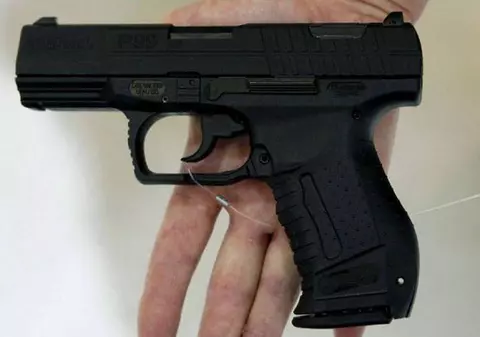 Copil ”înarmat” cu un pistol de jucărie, împuşcat mortal de un poliţist