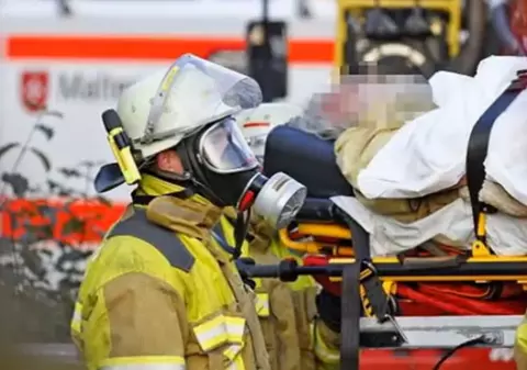 ÎNFIORĂTOR! Au fost nevoiți SĂ FOLOSEASCĂ MASCA DE GAZE pentru a-l scoate din casă pe BĂRBATUL CARE NU S-A MAI SPĂLAT DE 5 ani! VIDEO ȘOCANT