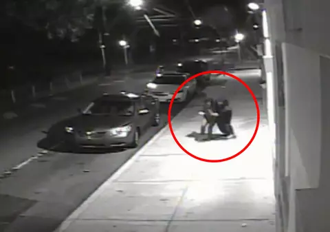 Şocant! Femeie răpită pe stradă de un necunoscut! Incidentul a fost surprins de camerele de supraveghere | VIDEO