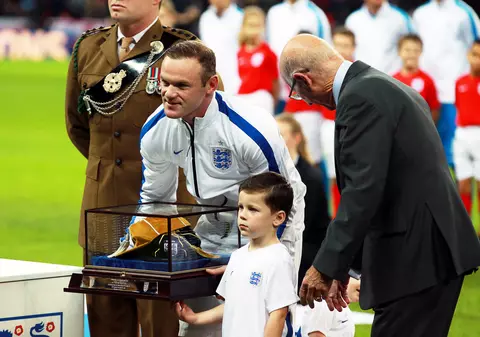 Wayne Rooney a bifat meciul 100 la naționala Angliei și a fost premiat în prezența lui Bobby Charlton