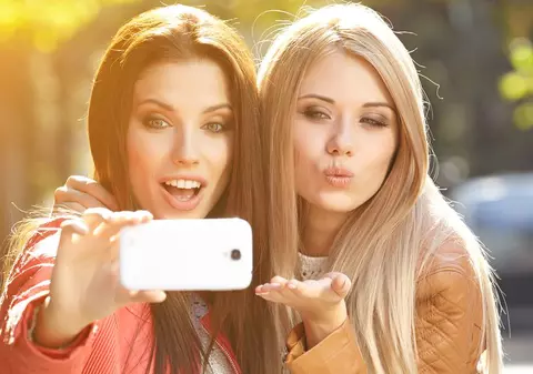 Medicii avertizează: Selfie-urile provoacă riduri fine și mici pete pe față