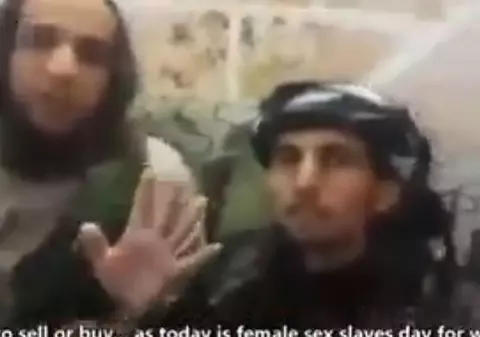 ȘOCANT! Teroriştii ISIS, filmaţi în timp ce NEGOCIAU prețul FETELOR vândute drept SCLAVE SEXUALE | VIDEO