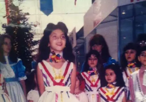 O recunoasteti? O binecunoscuta cantareata era prima la serbarile de Craciun din scoala! Iat-o cum arata pe vremea cand era o mica scolarita! 