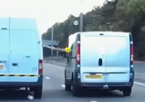 Incredibil! Ce a făcut şoferul unei autoutilitare, în timp ce conducea cu 100 km/h pe autostradă | VIDEO