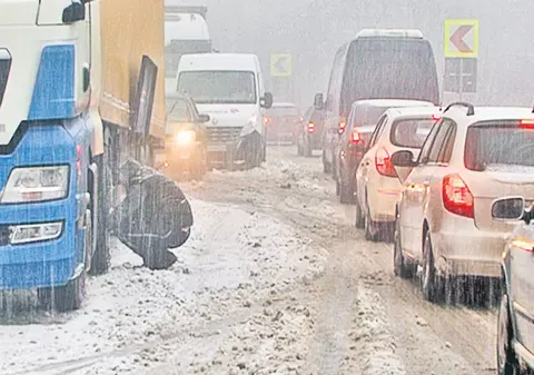 Pleci la drum? Află pe ce șosele se circulă în condiții de iarnă