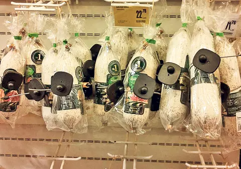 Jos labele de pe salamul de Sibiu! Marile magazine au luat măsuri împotriva hoţilor, care îi lezează pe cumpărătorii cinstiţi