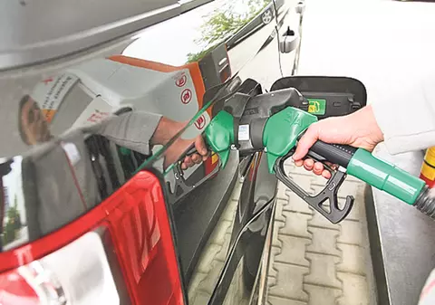 Un nou record de ieftinire a benzinei: 5,29 lei/litru