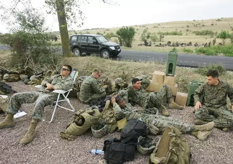 I-au jefuit pe americani în baza militară