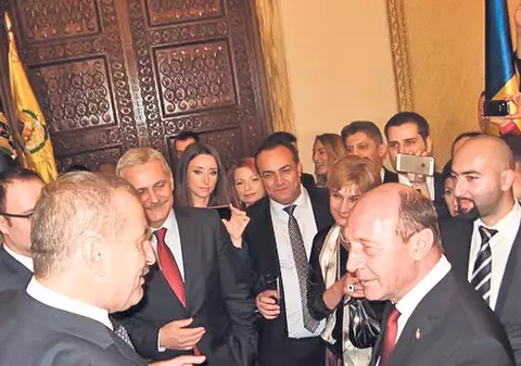 «Stă cu becul portocaliu aprins sub fund de frică» | Dragnea, luat la mişto de colegi pentru că s-a văzut cu Băsescu