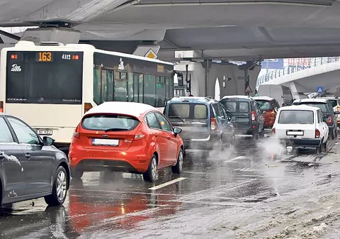 EXCLUSIV LIBERTATEA | Traficul şi semafoarele au ars motorina! Aceasta este explicaţia şoferilor pentru carburanţii lipsă de la RATB
