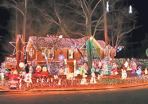 Şi-au împodobit casa cu 70.000 de luminiţe şi decoraţiuni