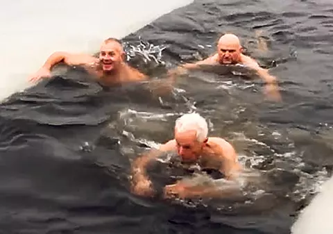 Tradiția le cere să facă baie la copcă