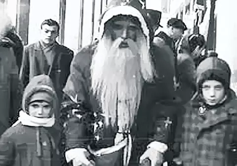 REMEMBER | După 25 ani: Marea înlocuire a unui moş cu altul