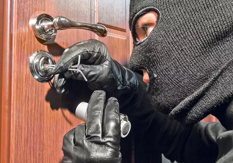 EXCLUSIV | Hoţi versaţi să forţeze intrarea «la minut»! Nici o uşă nu e nucă tare pentru spărgători