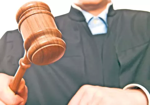 Nimic nu-i mai sperie! Nici ameninţarea puşcăriei nu mai stă în calea dorinţei unor judecători de a se îmbogăţi peste noapte