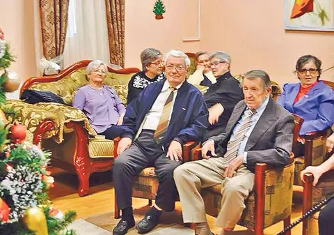 Vârsta a treia petrece a-ntâia cu piftie şi muzică populară