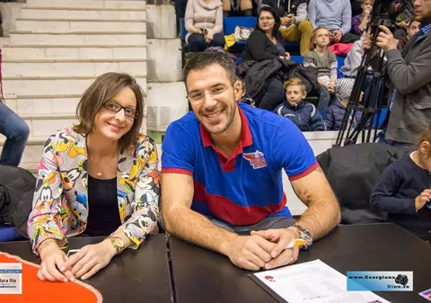 Ana Maria Brânză, Virgil Stănescu și baschetbaliștii de la Steaua au împărțit o mie de cadouri la Sala Polivalentă