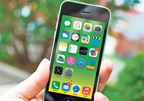 Apple vrea să atragă femeile, lansând un iPhone mic
