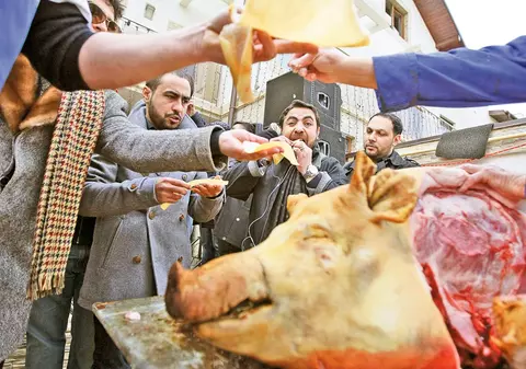 EXCLUSIV | Paranghelie porcească puternic... manelizată! Dan Bursuc şi gaşca lui au dat gata un porc de 100 kg