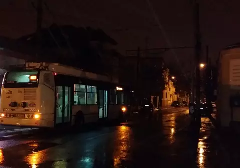 SE ÎNTÂMPLĂ-N București! Cu troleul PE CONTRASENS | FOTO