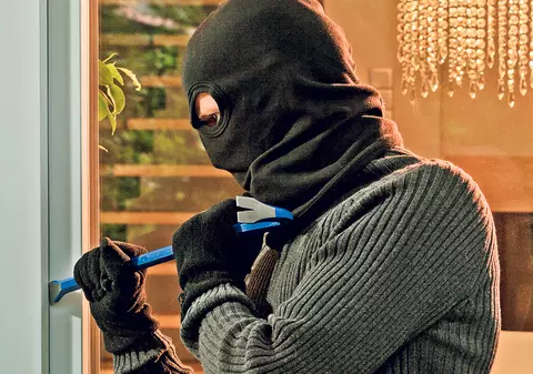 Faci Revelionul în altă localitate? Asigură-ţi locuinţa împotriva hoţilor!