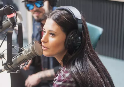 Motivul surprinzător pentru care Alex Velea poartă mereu ochelari de soare