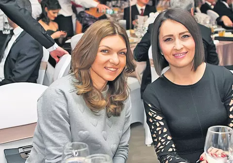 Halep are nevoie urgentă de stilist | Celebra tenismenă a picat ca nuca în perete la un eveniment monden cu ştaif