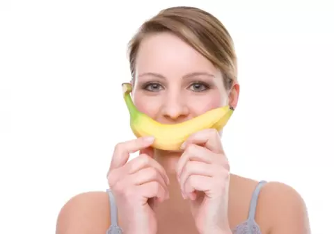 CUM ÎŢI POŢI ALBI DINŢII CU AJUTORUL COJILOR DE BANANĂ