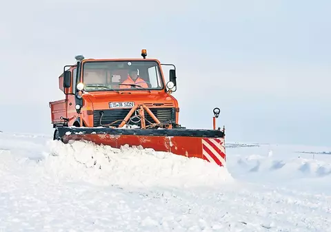 Trași pe dreapta, în nămeți | Șoferii au făcut noapte albă pe drumuri