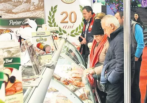 Ce slană să-ți pun sub brad? La târgul de cadouri de Crăciun de la Romexpo, vedetă e standul de mezeluri