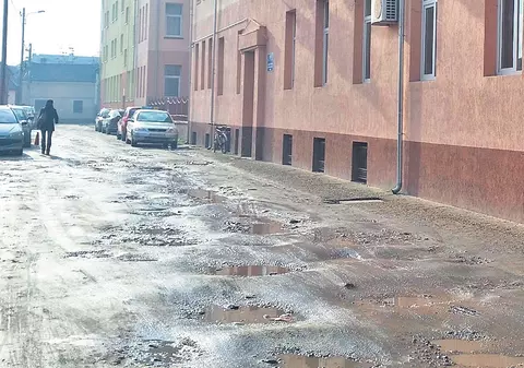 Din cauză că strada pe care se află şcoala de nevăzători este neasfaltată, Primăria din Arad îi obligă, practic, pe orbi să dea în gropi!