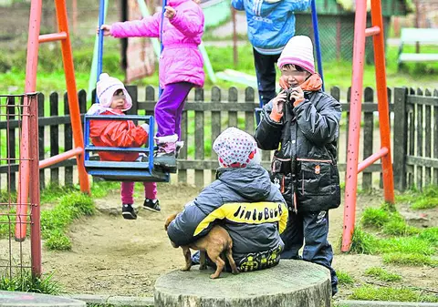 Românii din Austria ar putea rămâne fără bani; Oficialii vor să le taie alocațiile copiilor