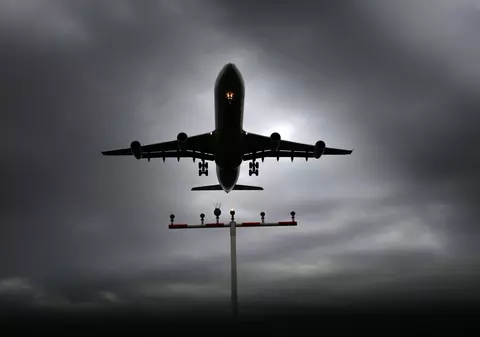 AVION ce trebuia să decoleze din Sibiu, BLOCAT LA SOL din cauza PLOII cu GHEAȚĂ