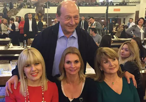 Din REDACȚIA LIBERTATEA, la BERĂRIE. Cum a PETRECUT Traian Băsescu la sfârșit de mandat | FOTO