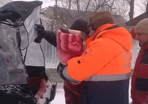 Bebeluș de 6 luni, salvat de pompieri din nămeți | FOTO