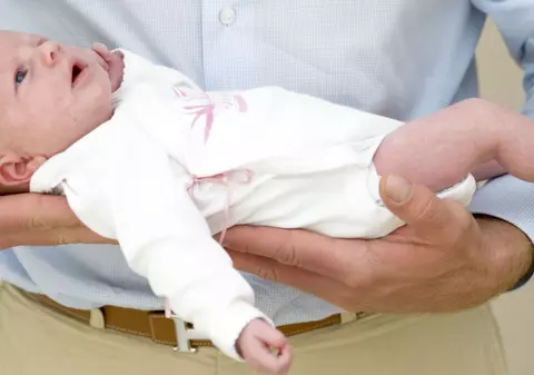 O POVESTE EMOȚIONANTĂ! BEBELUȘ ARUNCAT ÎN TOALETĂ, salvat după ce UN TRECĂTOR l-a auzit PLÂNGÂND