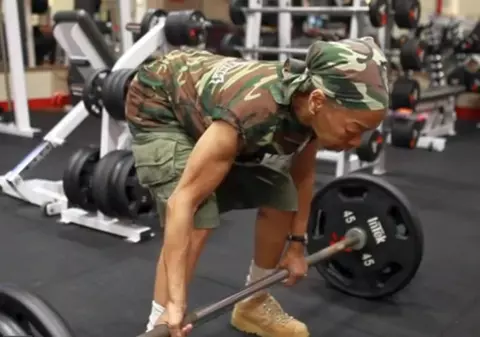 Te lauzi că mergi la sală? Probabil că bunicuţa asta de 77 de ani ridică mai mult ca tine! VIDEO