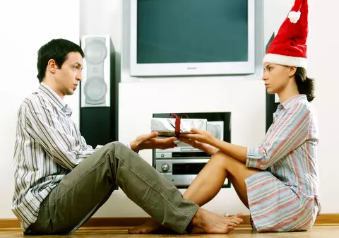 Tu ce ai CUMPĂRAT de CRĂCIUN? TOPUL celor mai neinspirate CADOURI de Sărbători