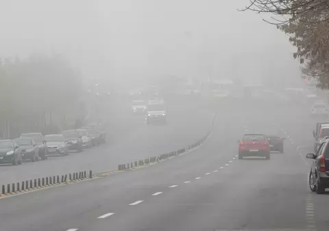 Cum conduci mașina pe timp de ceață