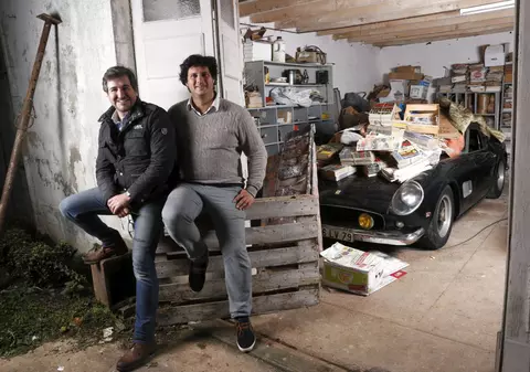 Așa arată o ”comoară” de 15 milioane de euro! 60 de automobile rare, descoperite la o fermă abandonată din Franța | FOTO