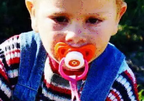 Copil de doi ani dintr-un sat din Bihor, DISPĂRUT de acasă. VEZI SEMNALMENTE micuțului!