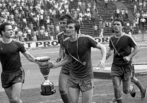 Fostele glorii Negrilă, Tilihoi, Donose și Geolgău, alături de Universitatea, la meciul cu Steaua