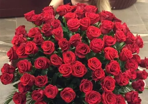 VALENTINA PELINEL a ÎMPLINIT 34 de ani! CINE i-a FĂCUT CEA MAI FRUMOASĂ URARE! | FOTO