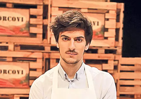 Îl mai ții minte pe D'Artagnan de la Masterchef? Ce TRANSFORMARE ULUITOARE! Zici că este fată!
