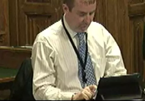 IREAL! Ce făcea un DEPUTAT pe FACEBOOK, în timpul discuțiilor despre PENSII | VIDEO