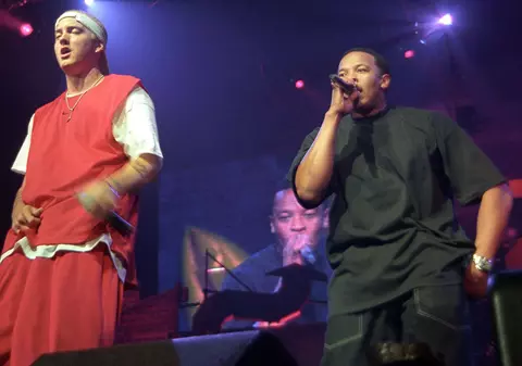 A BĂTUT orice RECORD! Cât a CÂȘTIGAT cel mai bine plătit CÂNTĂREȚ din 2014