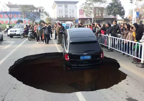 Crater uriaş apărut din senin în mijlocul unui drum din China