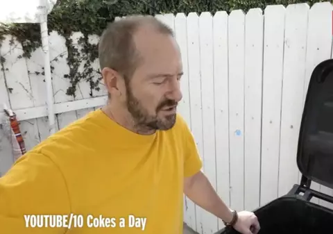 A băut 10 cutii de COLA ZILNIC, timp de o lună! Ce s-a întâmplat DUPĂ este ULUITOR! 