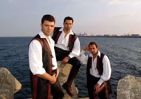 Haiducii, OBLIGAŢI să se dea BURLACI. De ce sunt forţaţi să spună că sunt SINGURI?