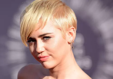CHIAR că NU MAI ARE NIMIC de ASCUNS! MILEY CYRUS și-a SCOS SFÂRCURILE la ÎNAINTARE!